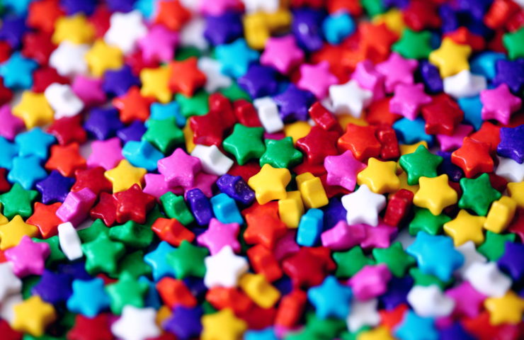 Petites étoiles en plastique de toutes les couleurs